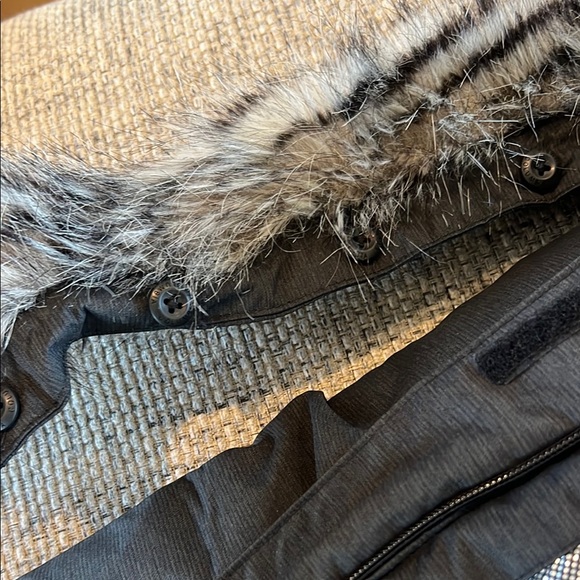 VEUC barely worn 10/12 medium Columbia Black Puffer Jacket for Ultimate Warmth - Picture 16 of 16